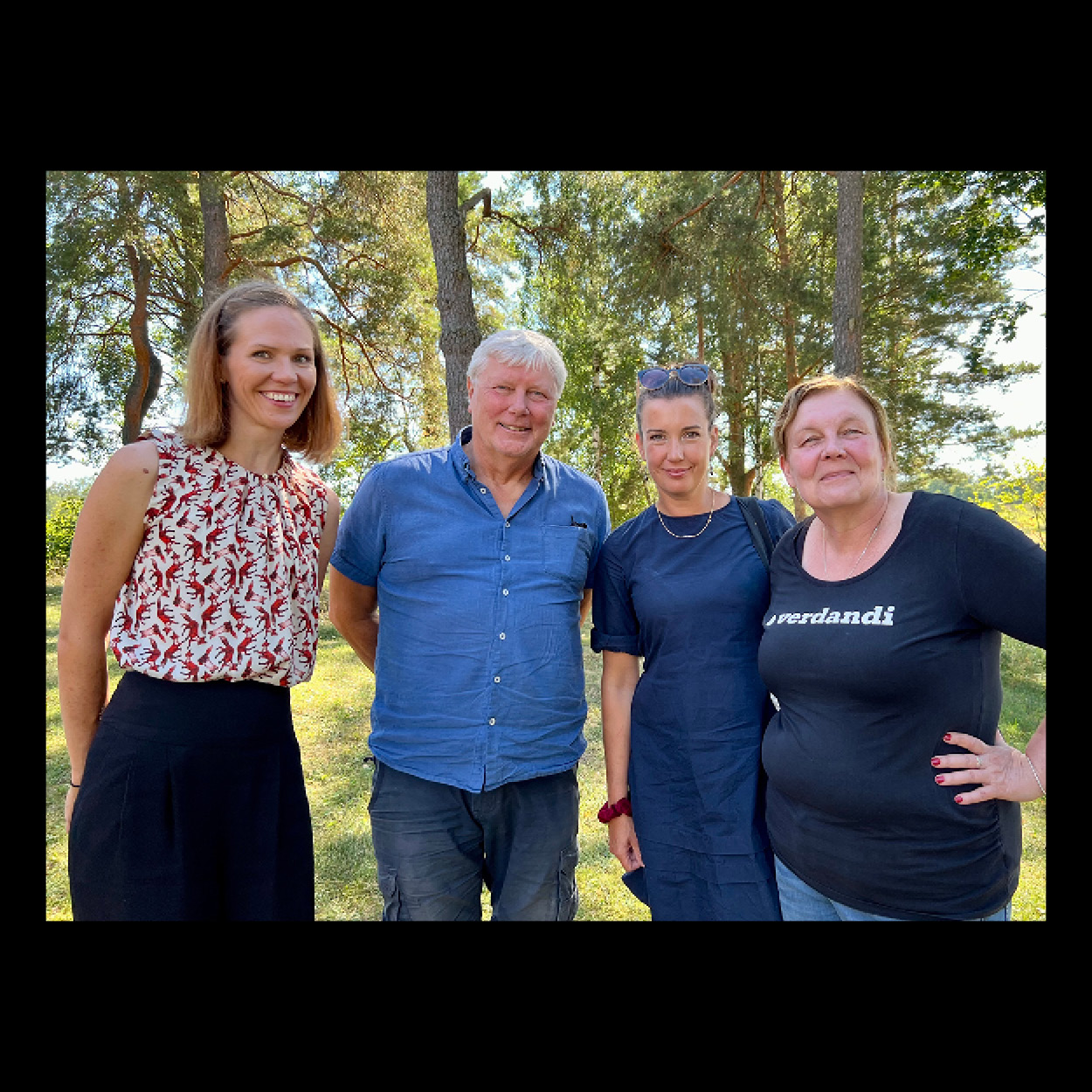 Julia Lagergren, Lars Ohly, Linnea Fant, Marja Koivisto i solen med grönskande träd i bakgrunden